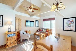 Un comedor y una sala de estar con mesa y sillas. en The Lodge at Mountain Village Unit 308A, en Park City