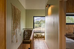 a bedroom with a bed and a view of a window at 4Puntas Lodge in Lago Meliquina