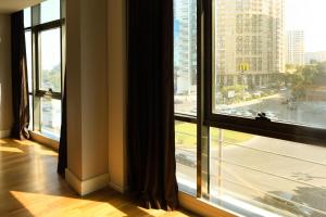 a room with a large window with a view of a city at Qafqaz Baku Residence &Apartment in Mekhrably