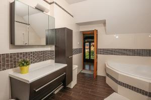 Koupelna v ubytování Sunrise Budapest Airport - Free Parking - 120 sqm + 43 fotografií