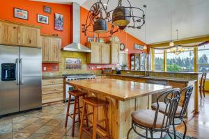 Dapur atau dapur kecil di 10 Mi to Eugene Countryside Home with Mtn Views!