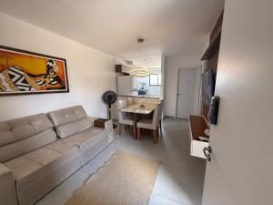 een woonkamer met een bank en een tafel bij Apartamento moderno e aconchegante in Juazeiro do Norte