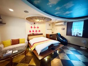 a bedroom with a bed and a couch at トロピカーナ in Fukuyama +76 photos