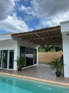 Bazén v ubytování 2 bedrooms 400 m from the beach nebo v jeho okolí