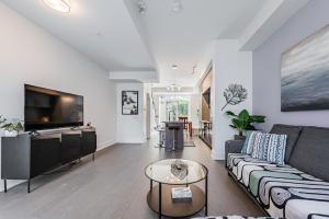 salon z kanapą i telewizorem w obiekcie Luxury Properties close to Rogers Center in Toronto Downtown Core w mieście Toronto