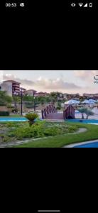 ein Screenshot eines Bildes eines Golfplatzes in der Unterkunft قريه روزانا في الساحل الشمالي الاسكندريه كيلو 55 in Dawwār al Ḩajj Aḩmad