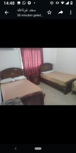 ein Bild eines Zimmers mit zwei Betten darin in der Unterkunft قريه روزانا في الساحل الشمالي الاسكندريه كيلو 55 in Dawwār al Ḩajj Aḩmad