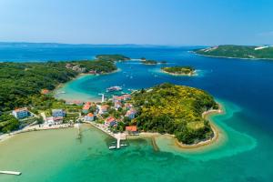 an aerial view of a small island in the ocean at Apartments Ruza in Supetarska Draga