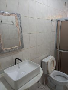 Bilik mandi di Hostel Ariramba