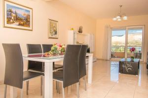 Un comedor con mesa y sillas en Apartments Star 3, en Pag