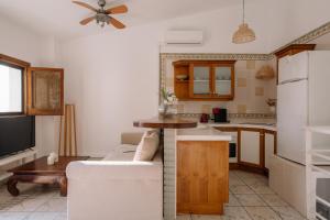 a living room with a couch and a kitchen at Antic Rooms Filador in Villajoyosa +10 photos