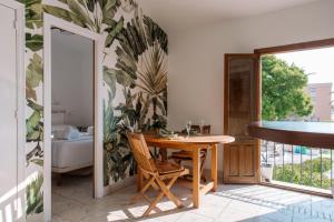 a dining room with a table and a bathroom at Antic Rooms Filador in Villajoyosa