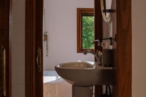 a bathroom with a sink and a mirror at Antic Rooms Filador in Villajoyosa