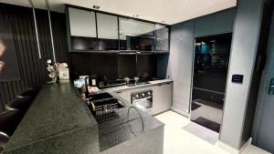 Η κουζίνα ή μικρή κουζίνα στο Duplex de Luxo e Confortável no Bahamas