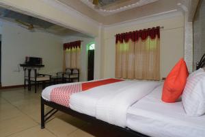 Postel nebo postele na pokoji v ubytování Hotel O Ranibagh Palace