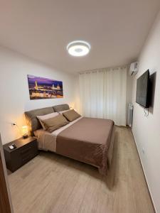 ein Schlafzimmer mit einem Bett und einem Flachbildfernseher in der Unterkunft Sara Home Flo in Florenz