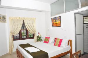 เตียงในห้องที่ Lazar Residency Homestay