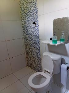 ein Badezimmer mit Toilette und Dusche in der Unterkunft Recepções3d casa aconchegante com piscina in Campina Grande