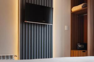 a bedroom with a radiator with a television on it at DREAM By Stannum Hotel in La Paz