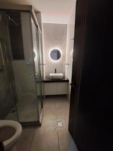 ein Badezimmer mit Glasdusche und Waschbecken in der Unterkunft Cómodo departamento en barrio petrolero in Sucre + 19 Fotos