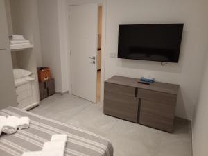 a living room with a tv and a couch at Residenza Milla in Alassio