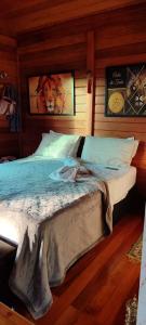 Ένα ή περισσότερα κρεβάτια σε δωμάτιο στο Chalé Sonho Diniz 4