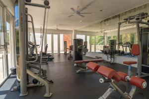 una palestra con molti tapis roulant e macchine di lujoso apto,en el corazón de Cancún Torre Tzalam a 5 min de la entrada a la zona hotelera a Cancún