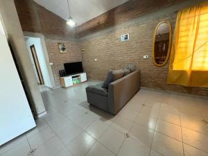 un salon avec un canapé et une télévision dans l'établissement CASA EL GRINGO ubicada en Villa Parque Siquiman con vista al río tres habitaciones y capacidad para ocho personas, à Villa Parque Siquiman