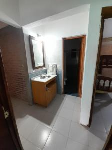 une salle de bain avec un lavabo et un miroir dans l'établissement CASA EL GRINGO ubicada en Villa Parque Siquiman con vista al río tres habitaciones y capacidad para ocho personas, à Villa Parque Siquiman 15 autres photos