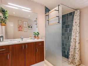 Un baño con lavabo y ducha en 6 person holiday home in Ålbæk, en Ålbæk 52 fotos más