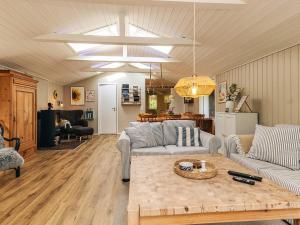 Una sala de estar con dos sofás y una mesa. en 6 person holiday home in Ålbæk, en Ålbæk