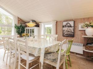 ein Esszimmer mit Tisch und Stühlen in der Unterkunft Luxurious Retreat by Bratten Strand-By Traum in Jerup