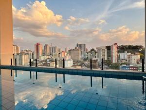 una piscina con vistas a una ciudad en Studio 305 with panoramic pool - close to USP, en São Carlos