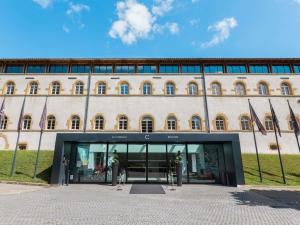 un gran edificio con una puerta de cristal en la parte delantera en La Citadelle Hotel Metz - MGallery Collection, en Metz