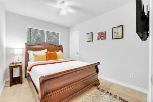 Ένα ή περισσότερα κρεβάτια σε δωμάτιο στο Casita Alegría, 3BD-2BA, 15MinToSeaWorld, PetsWelcome