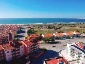 una vista aérea de una ciudad y el océano en Alto Mar Apartment 2, en Atouguia da Baleia