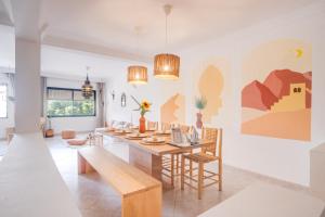 una sala da pranzo con tavolo e sedie di Luxurious 8-person Apartment in Tanger City Center a Tangeri