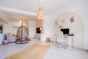 un soggiorno con un divano, un tavolo e delle sedie di Luxurious 8-person Apartment in Tanger City Center a Tangeri