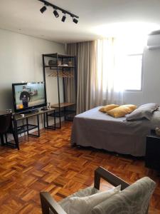 Giường trong phòng chung tại Studio 3 min a pé da (Vitória)Baia de todos santos