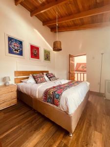 Una cama o camas en una habitación de Saqray Hostel