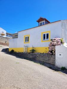 ein weiß-gelbes Haus mit einem gelben in der Unterkunft Villa Luna in Boa Viagem + 20 Fotos