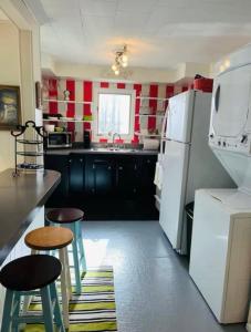 - une cuisine avec des armoires noires et un réfrigérateur blanc dans l'établissement Long Lake Getaway-Hot Tub-Pet Friendly-Near Alpena, à Alpena 10 autres photos