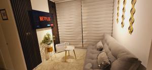 a living room with a couch and a table at Acogedor y tranquilo departamento 3 dorm parcking wifi in Rancagua