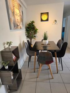 a dining room with a table and chairs at Acogedor y tranquilo departamento 3 dorm parcking wifi in Rancagua +7 photos