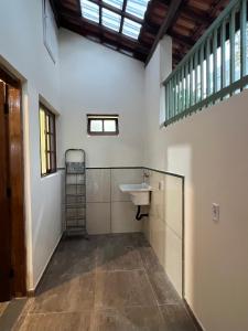a bathroom with a sink and a ladder at Casa Sabiá - Jaguariúna in Jaguariúna