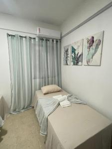 una piccola camera da letto con un letto e una finestra di Cond Alf Costa ap 01 a Belém