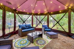 Χώρος καθιστικού στο Georgias Nature Retreat on Old Mill Pond!