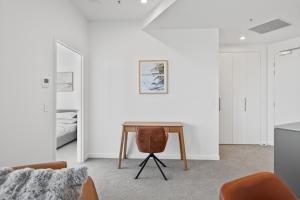 PhillipにあるApartment with Gym and Indoor Pool Accessのテーブルとベッドのあるリビングルーム
