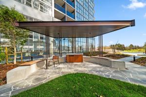 PhillipにあるApartment with Gym and Indoor Pool Accessの建物前のパビリオン(テーブル、椅子付)
