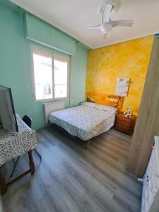 ein Schlafzimmer mit einem Bett und einem Fernseher in der Unterkunft céntrico, tranquilo, garaje, colchones visco, ascensor, luminoso y wifi in Logroño + 8 Fotos